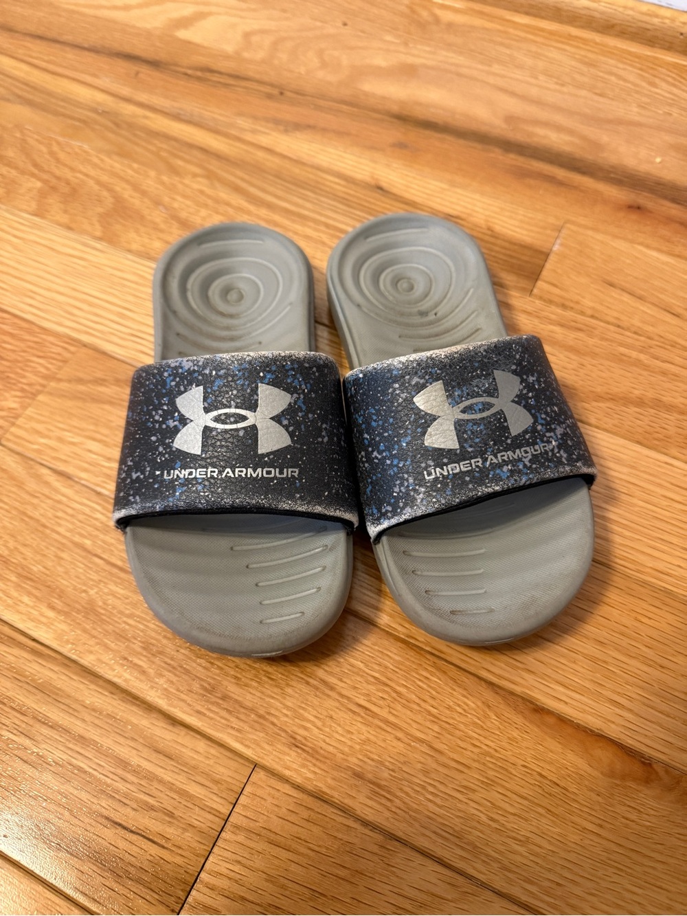 Under Armour Kids Gray Slides with Dark Gray Speckled Strap